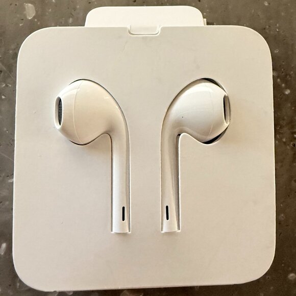 Apple White Wired Earbuds BRAND NEW in box. - Picture 1 of 3
